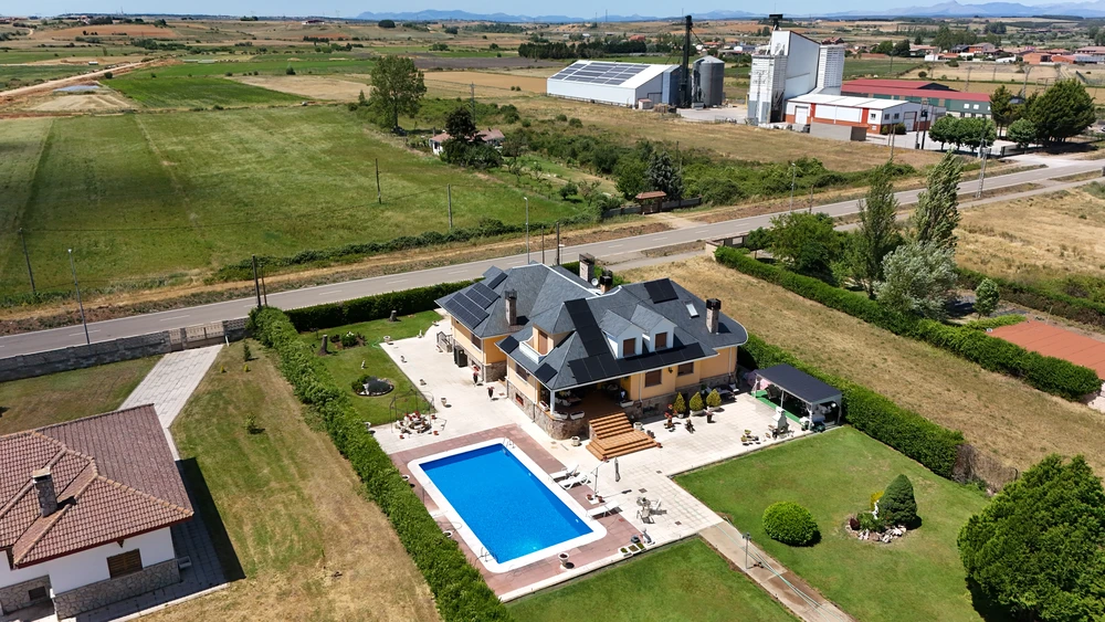 Vista aérea de una vivienda con una instalación fotovoltaica realizada por Ecovolt