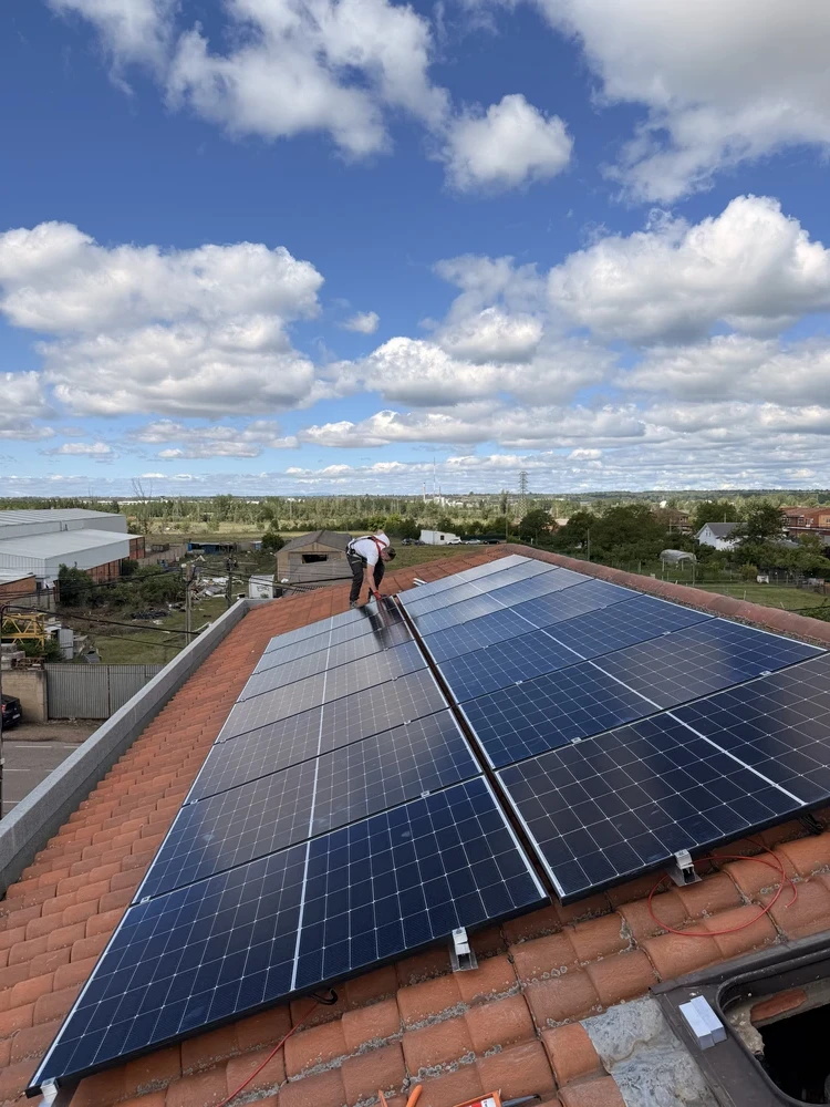 Instalación fotovoltaica residencial realizada por Ecovolt en León