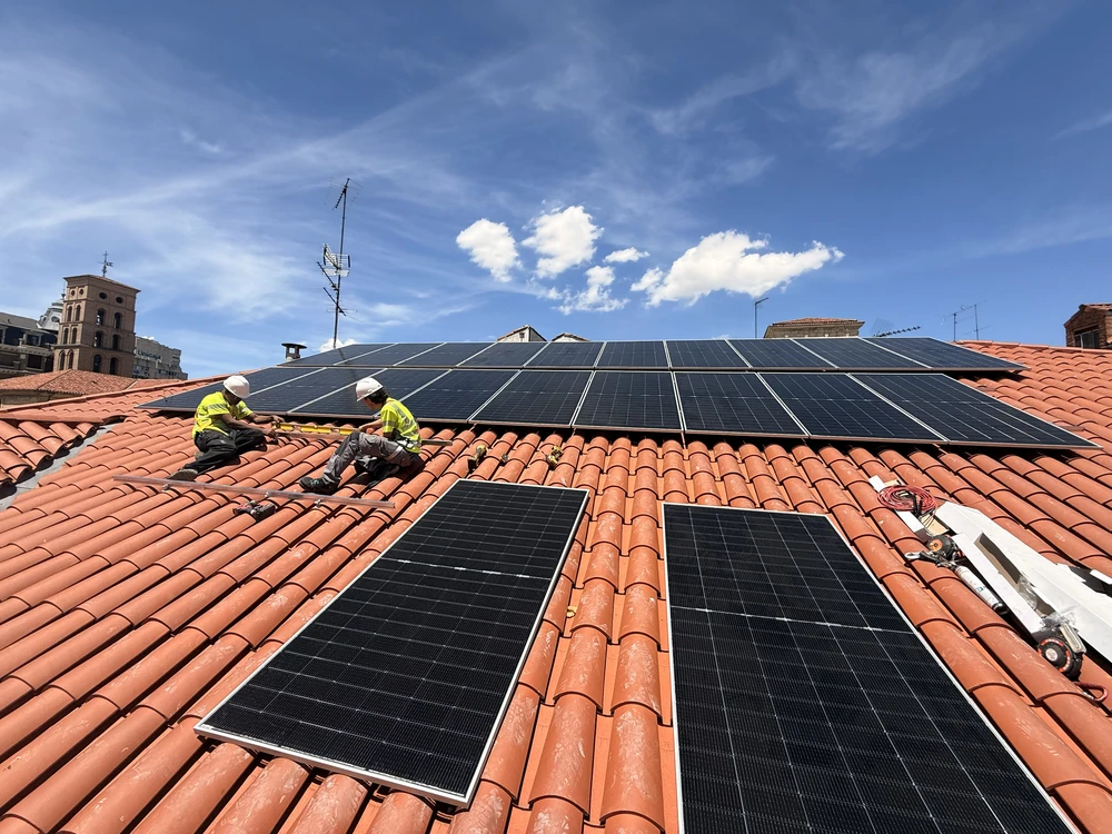 Campo fotovoltaico instalado por Ecovolt sobre una cubierta plana