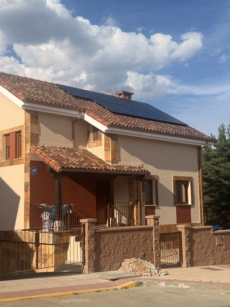 Paneles fotovoltaicos instalados por Ecovolt en una vivienda de Astorga
